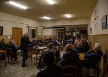 Δεν τον αφήνουν να φύγει