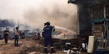 Μάνδρα Αττικής: Εκκενώθηκαν 4 οικισμοί λόγω φωτιάς