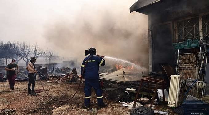 Μάνδρα Αττικής: Εκκενώθηκαν 4 οικισμοί λόγω φωτιάς