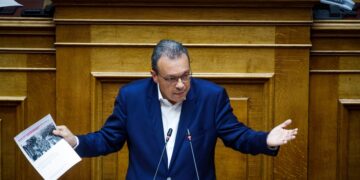 Φάμελλος στη Βουλή: Η πολιτική Μητσοτάκη δεν είναι εκσυγχρονιστική