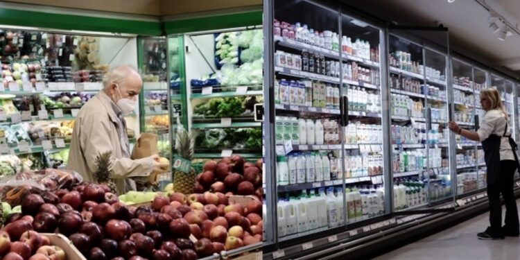 ΕΛΣΤΑΤ: Οι μεγαλύτερες αυξήσεις καταγράφονται σε φρούτα, λαχανικά και γαλακτοκομικά