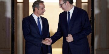 Συνάντηση Μητσοτάκη – Βούτσιτς στο Μαξίμου για τις προτεραιότητες στις «άριστες διμερείς σχέσεις»