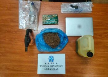 ΕΛΑΣ: Προσανάμματα, φλόγιστρο και πευκοβελόνες βρέθηκαν στο σπίτι του 45χρονου που συνελήφθη για εμπρησμό στον Αυλώνα