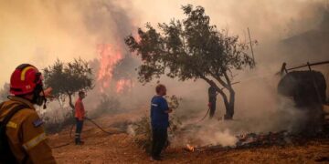 Σε εξέλιξη φωτιά στο Ασήμι Ηρακλείου – Οι φλόγες έφτασαν κοντά σε οικισμό