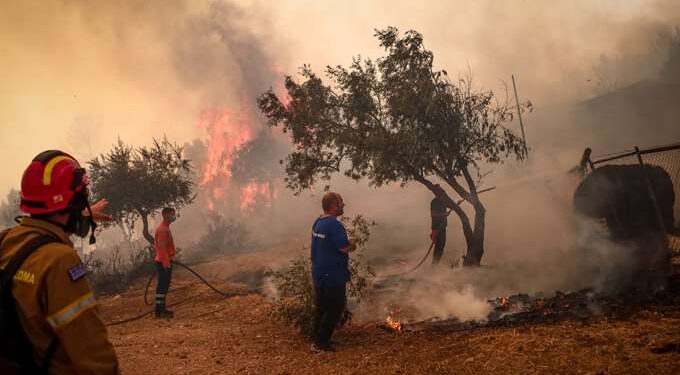 Σε εξέλιξη φωτιά στο Ασήμι Ηρακλείου – Οι φλόγες έφτασαν κοντά σε οικισμό