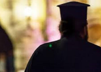 Eύβοια: Επεισόδιο για τις νέες ταυτότητες – Γυναίκα χαστούκισε ιερέα