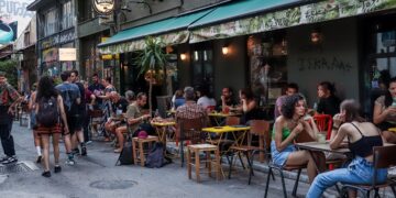 Εστίαση: Συγκρατημένοι στις δαπάνες οι τουρίστες