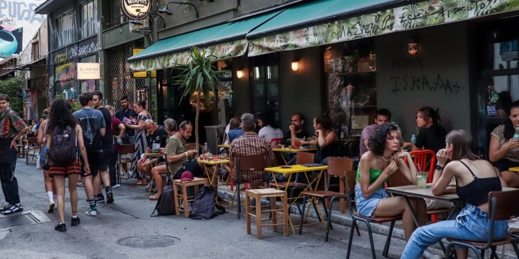 Εστίαση: Συγκρατημένοι στις δαπάνες οι τουρίστες