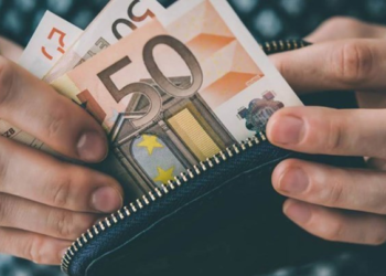 Επιδόματα, επιταγές και ελαφρύνσεις – Τι περιμένουμε μέχρι το τέλος της χρονιάς