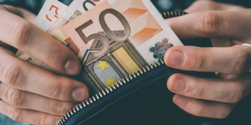 Επιδόματα, επιταγές και ελαφρύνσεις – Τι περιμένουμε μέχρι το τέλος της χρονιάς