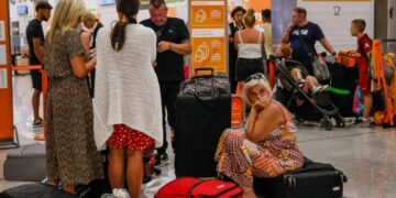 Χάος στις πτήσεις: Εγκλωβισμένοι στα αεροδρόμια χιλιάδες επιβάτες μετά το μπλακ άουτ