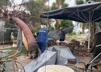 Καλαμάτα: Tο ξαφνικό μπουρίνιο προκάλεσε ζημιές σε αυτοκίνητα και καταστήματα