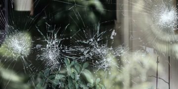 Συνελήφθησαν ένας 20χρονος και ένας 21χρονος για την επίθεση στη καφετερια