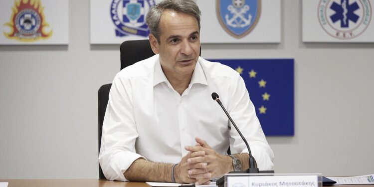 Στην Πολιτική Προστασία ο Κυριάκος Μητσοτάκης για να ενημερωθεί για τις πυρκαγιές