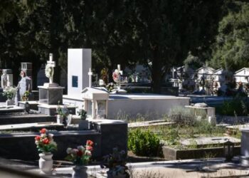 Ναύπακτος: Μπήκε σε νεκροταφείο και άρχισε να κλέβει αντικείμενα από τα μνήματα