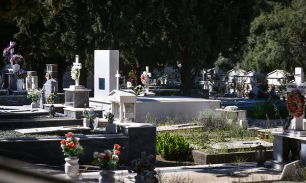 Ναύπακτος: Μπήκε σε νεκροταφείο και άρχισε να κλέβει αντικείμενα από τα μνήματα