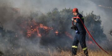 Σε ύφεση η φωτιά στην Κεφαλονιά – Τραυματίστηκε ο διοικητής της Πυροσβεστικής