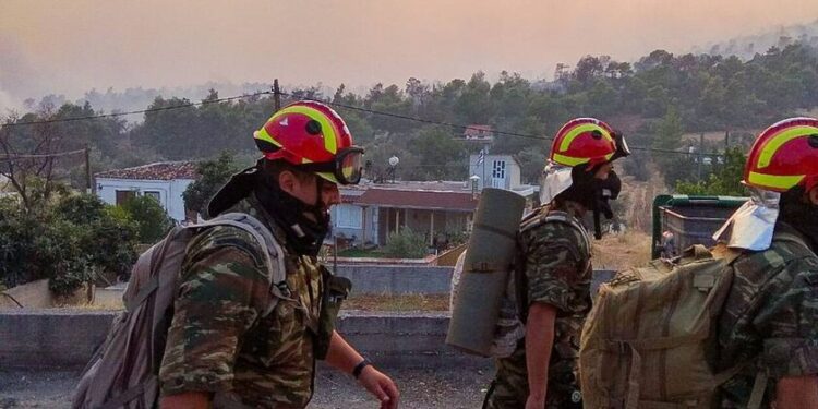 Ενισχύεται η συνδρομή των Ενόπλων Δυνάμεων στις προσπάθειες κατάσβεσης των πυρκαγιών