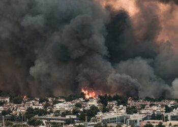 Δορυφορική εικόνα από τις πυρκαγιές: Μαύρος καπνός καλύπτει τον ουρανό της Ελλάδας