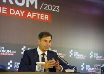 Θεοχάρης: Σε 600 εκατ. ευρώ εκτιμώνται τα έσοδα από τη φορολόγηση του Airbnb