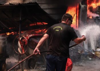 Κοντά σε οικισμό η φωτιά στη Σταμάτα: Μάχη για να μην απειλήσει τα σπίτια
