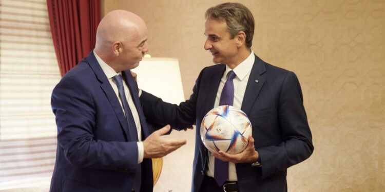 Η συνάντηση Ινφαντίνο- Μητσοτάκη και το δώρο του προέδρου της FIFA
