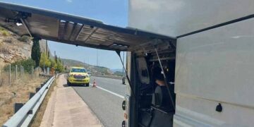 Θεσσαλονίκη: Μετωπική σύγκρουση φορτηγού – λεωφορείου που μετέφερε επιβάτες