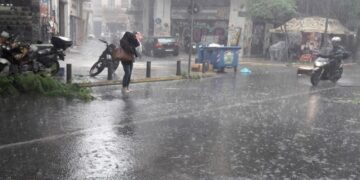 Ισχυρές βροχές και καταιγίδες έως την Πέμπτη – Πού θα σημειωθούν σήμερα τα μεγαλύτερα ύψη βροχών