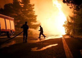 Φωτιά στη Χίο – Επιχειρούν επίγειες δυνάμεις