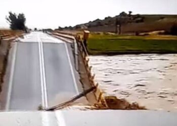 Κακοκαιρία: Kόπηκε στα δύο η γέφυρα του Ενιπέα – Πρόλαβε και πέρασε κομβόι φορτηγών