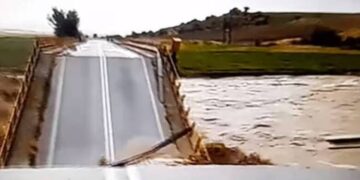 Κακοκαιρία: Kόπηκε στα δύο η γέφυρα του Ενιπέα – Πρόλαβε και πέρασε κομβόι φορτηγών
