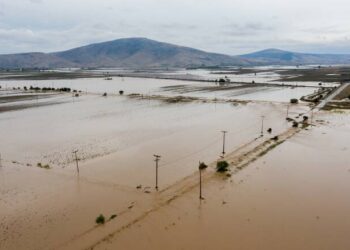 Τρίκαλα: Κάτω από τόνους νερού ολόκληρες περιοχές – Έπεσε ιστορικό γεφύρι