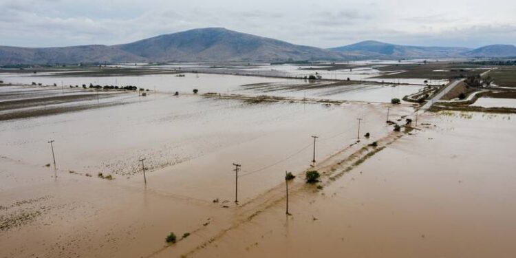 Τρίκαλα: Κάτω από τόνους νερού ολόκληρες περιοχές – Έπεσε ιστορικό γεφύρι