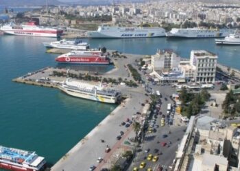 Σύλληψη τριών μελών του πληρώματος του καταμαράν για την πτώση ναυτικών στη θάλασσα