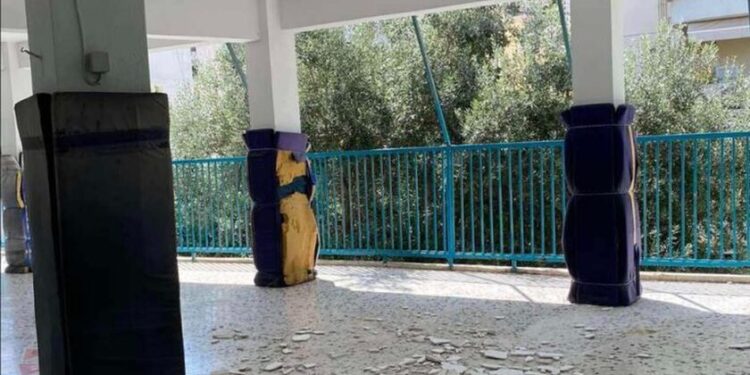 Πανικός σε σχολείο στα Κάτω Πετράλωνα – Έπεσε σοβάς, τρεις μαθητές τραυματίες