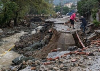 Μεγάλες προσπάθειες αρμόδιων φορέων και κατοίκων για την αποκατάσταση των ζημιών σε Βόλο, Β. Εύβοια, Λάρισα, Καρδίτσα