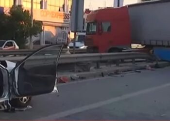 Νταλίκα πέρασε στο αντίθετο ρεύμα και διέλυσε δύο αμάξια στη Λαμία – Μία οδηγός νεκρή και σοβαρά τραυματισμένη η άλλη