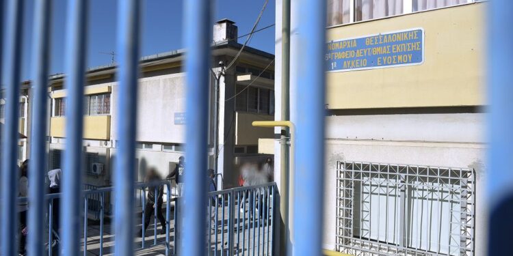Θεσσαλονίκη: 17χρονοι έκαναν φάρσα για βόμβα σε σχολείο – Συνελήφθη ο ένας, αναζητείται ο άλλος