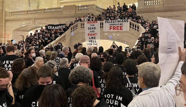 Νέα Υόρκη: Εκατοντάδες συλλήψεις Εβραίων διαδηλωτών – Zητούσαν κατάπαυση πυρός στη Γάζα