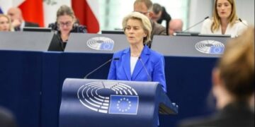 Φον ντερ Λάιεν: Ανάγκη για ταχεία επιστροφή των παράτυπων μεταναστών μετά τις τρομοκρατικές επιθέσεις σε Γαλλία και Βέλγιο