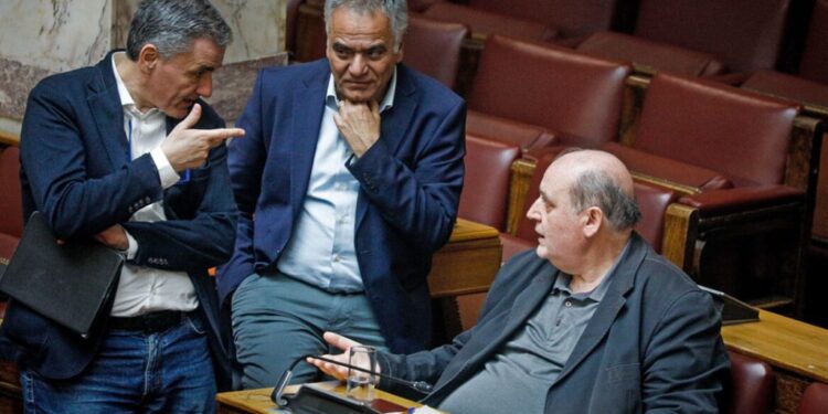 Ομπρέλα για Κασσελάκη: Σε αποδρομή ο ΣΥΡΙΖΑ- Τραμπουκισμοί και θρασύτητα