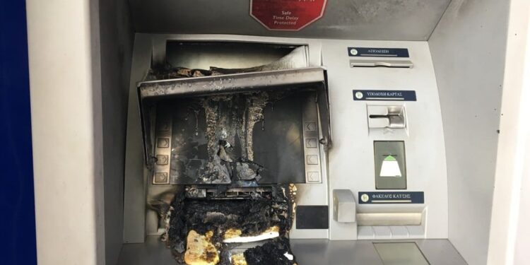 Πάτρα: Άγνωστοι έβαλαν φωτιά σε ΑΤΜ και προκάλεσαν ζημιές σε καταστήματα