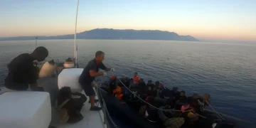 Διασώθηκαν 46 μετανάστες που επέβαιναν σε λέμβο ανοικτά της Σάμου – Μια γυναίκα νεκρή