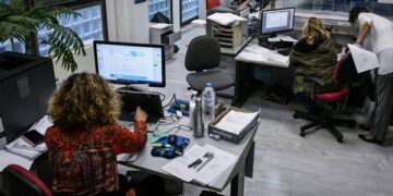 Οι νέοι μισθοί στο Δημόσιο από την Πρωτοχρονιά – Πόσο αυξάνονται και τα επιδόματα για 660.000 υπαλλήλους
