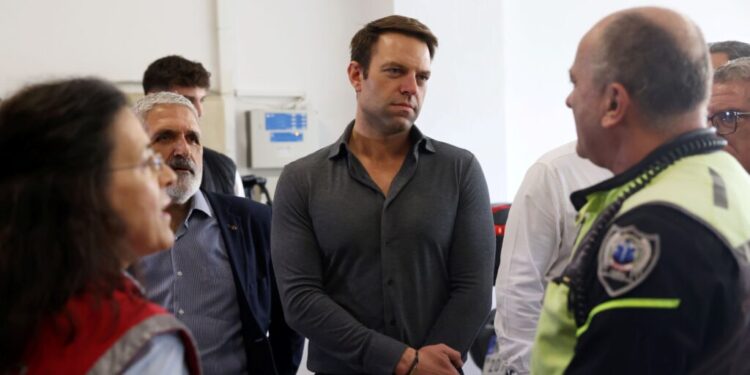 Επίσκεψη Στ.Κασσελάκη στο ΕΚΑΒ Θεσσαλονίκης: Δεν είναι δυνατό κάποιος που σώζει ζωές να μην μπορεί να ζήσει τη δική του