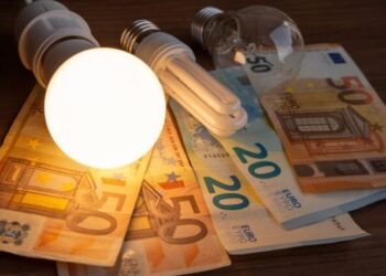 Ρεύμα: Αυξήσεις στα τιμολόγια-Ποιες θα είναι οι τιμές ανά πάροχο και οι επιδοτήσεις του Νοεμβρίου