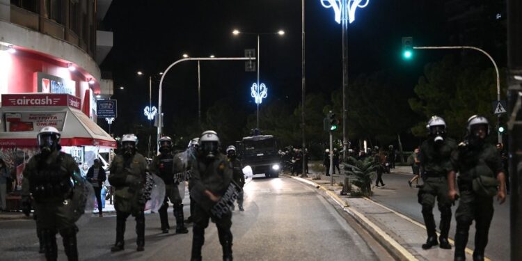 Συλλήψεις, προσαγωγές και απελάσεις για τα επεισόδια σε πλατεία Βικτωρίας και Μοναστηράκι