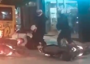 Βίντεο με τον άγριο ξυλοδαρμό πολίτη από αστυνομικούς στην πλατεία Βικτωρίας – Διατάχθηκε ΕΔΕ