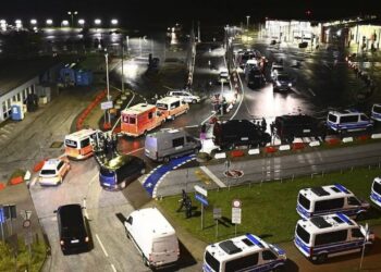 Αμβούργο: Συνεχίζεται το θρίλερ στο αεροδρόμιο – Πατέρας κρατά όμηρο την 4χρονη κόρη του
