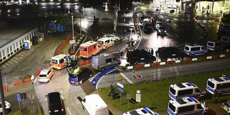 Αμβούργο: Συνεχίζεται το θρίλερ στο αεροδρόμιο – Πατέρας κρατά όμηρο την 4χρονη κόρη του